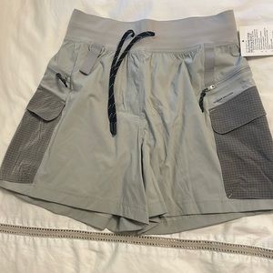 Lululemon multi-pocket cargo hiking short